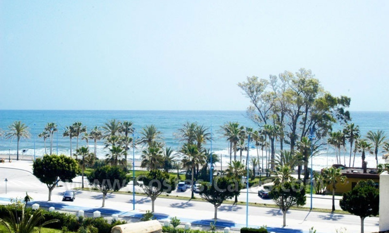 Spacieux penthouse duplex à acheter dans un complexe en première ligne de plage à Marbella 0