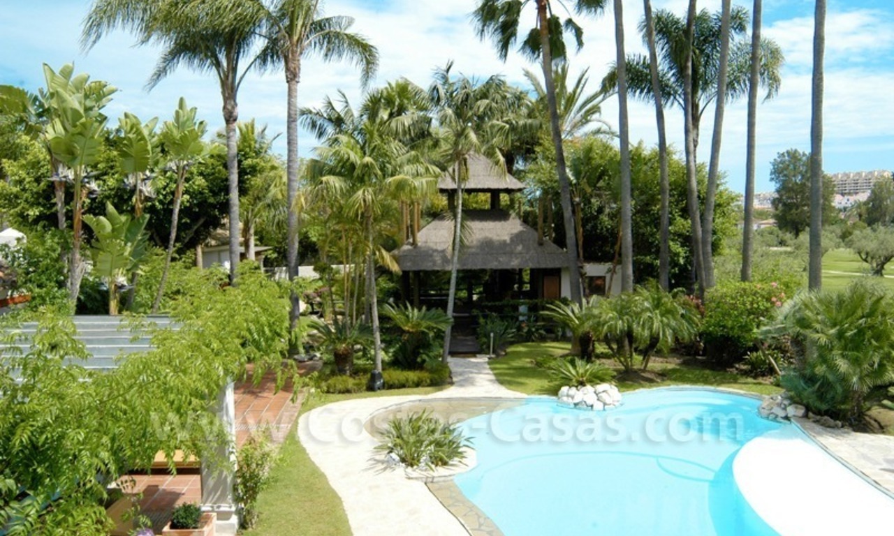 Villa exclusive de style Bali en première ligne de golf à vendre à Nueva Andalucía, Marbella 1