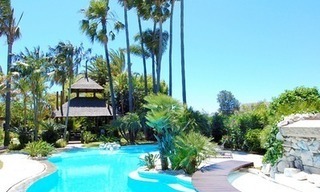Villa exclusive de style Bali en première ligne de golf à vendre à Nueva Andalucía, Marbella 2