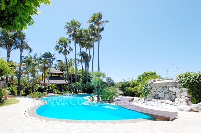 Villa exclusive de style Bali en première ligne de golf à vendre à Nueva Andalucía, Marbella
