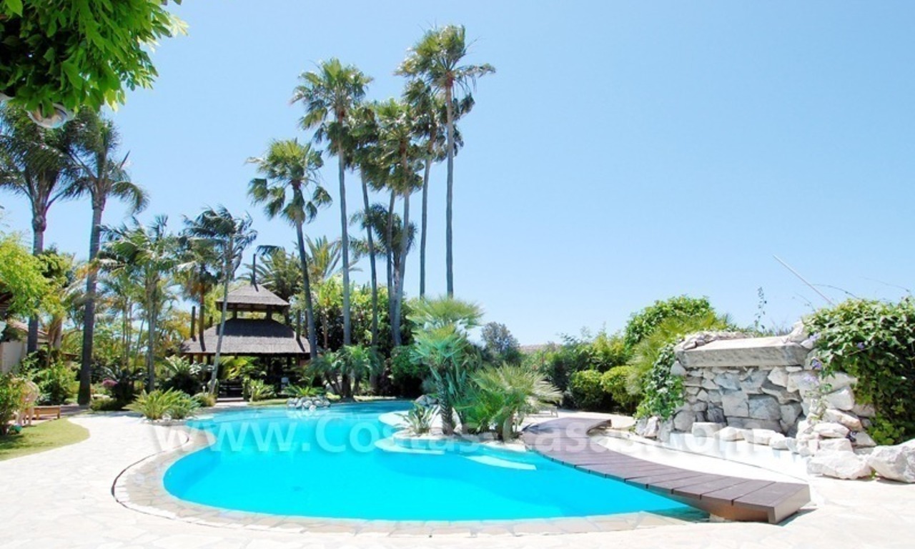 Villa exclusive de style Bali en première ligne de golf à vendre à Nueva Andalucía, Marbella 0