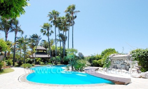 Villa exclusive de style Bali en première ligne de golf à vendre à Nueva Andalucía, Marbella 