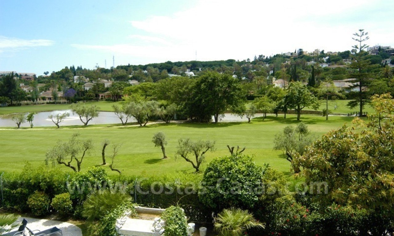 Villa exclusive de style Bali en première ligne de golf à vendre à Nueva Andalucía, Marbella 4