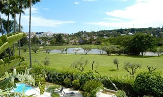 Villa exclusive de style Bali en première ligne de golf à vendre à Nueva Andalucía, Marbella 3