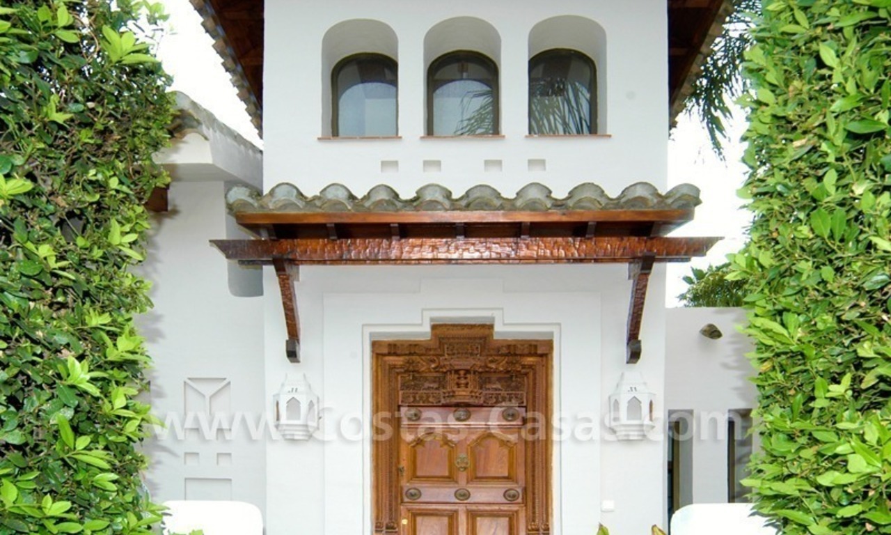 Villa exclusive de style Bali en première ligne de golf à vendre à Nueva Andalucía, Marbella 14