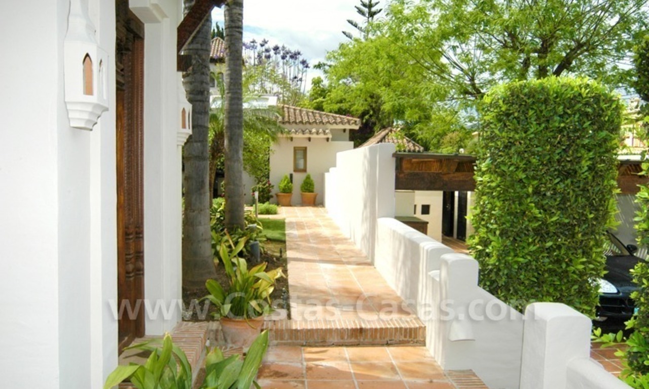 Villa exclusive de style Bali en première ligne de golf à vendre à Nueva Andalucía, Marbella 12