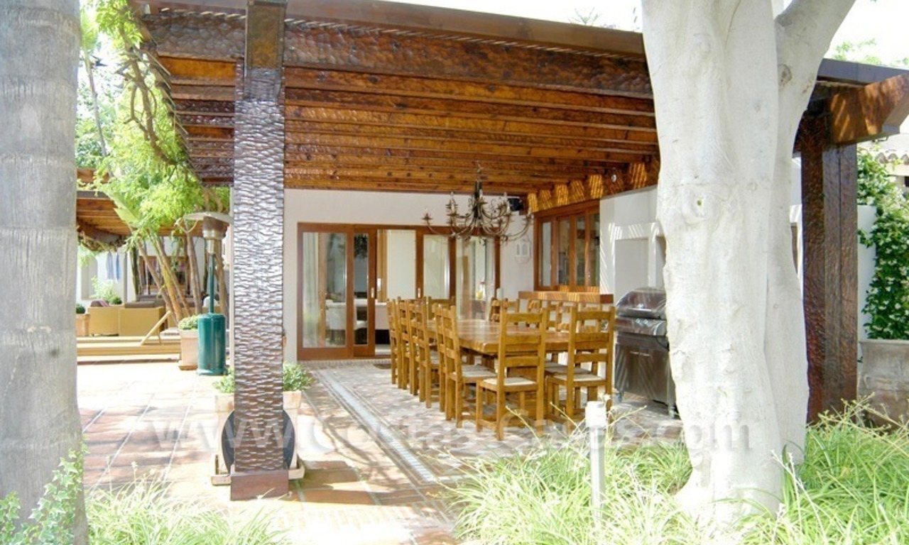 Villa exclusive de style Bali en première ligne de golf à vendre à Nueva Andalucía, Marbella 6