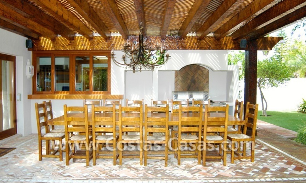 Villa exclusive de style Bali en première ligne de golf à vendre à Nueva Andalucía, Marbella 7