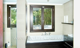 Villa exclusive de style Bali en première ligne de golf à vendre à Nueva Andalucía, Marbella 28