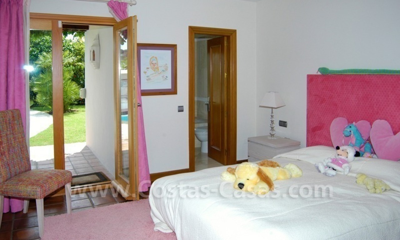 Villa exclusive de style Bali en première ligne de golf à vendre à Nueva Andalucía, Marbella 27