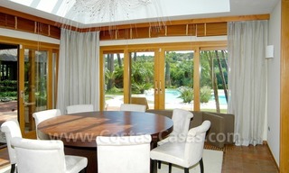 Villa exclusive de style Bali en première ligne de golf à vendre à Nueva Andalucía, Marbella 21