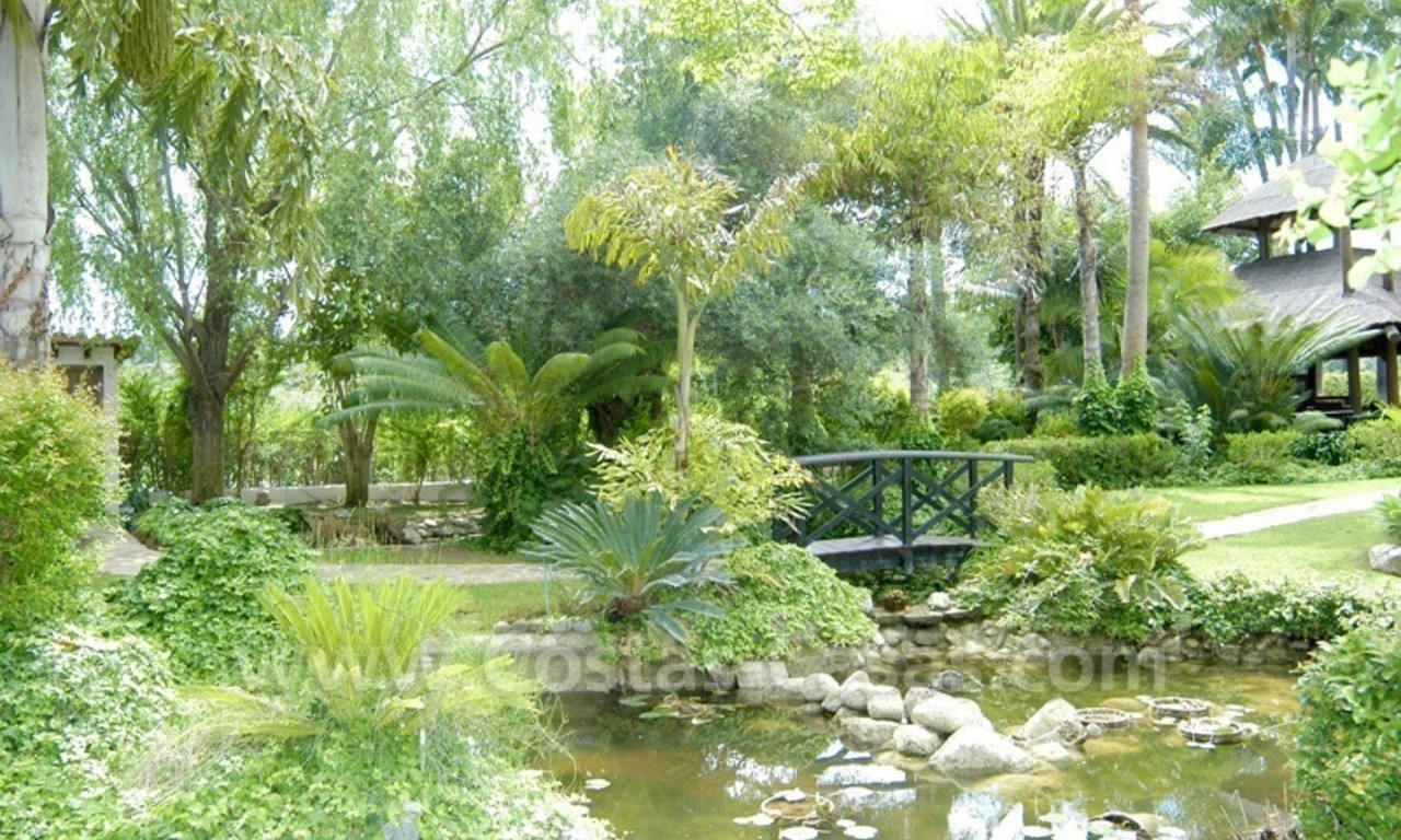 Villa exclusive de style Bali en première ligne de golf à vendre à Nueva Andalucía, Marbella 29