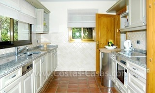 Villa exclusive de style Bali en première ligne de golf à vendre à Nueva Andalucía, Marbella 22