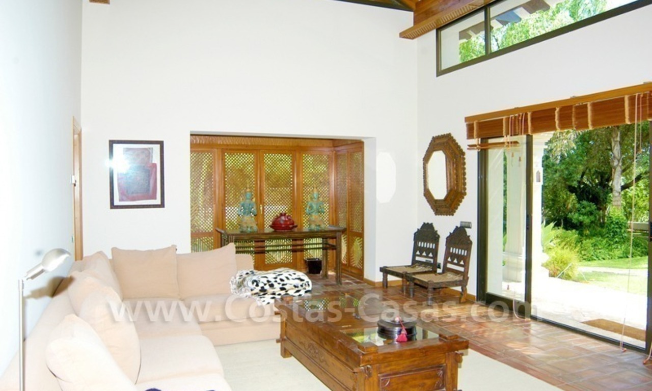 Villa exclusive de style Bali en première ligne de golf à vendre à Nueva Andalucía, Marbella 20