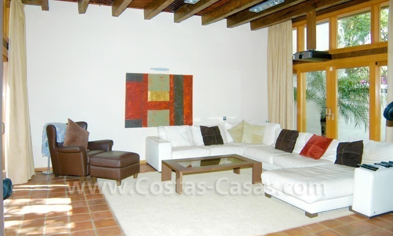 Villa exclusive de style Bali en première ligne de golf à vendre à Nueva Andalucía, Marbella 17