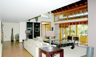 Villa exclusive de style Bali en première ligne de golf à vendre à Nueva Andalucía, Marbella 15