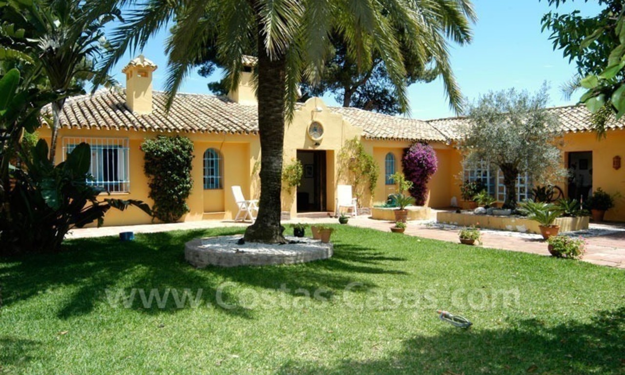 Villa de style rustique avec des écuries et enclos à vendre dans Marbella sur la Costa del Sol 0