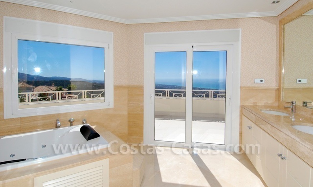 Villa nouvellement construite de style moderne andalou à acheter à Marbella 19