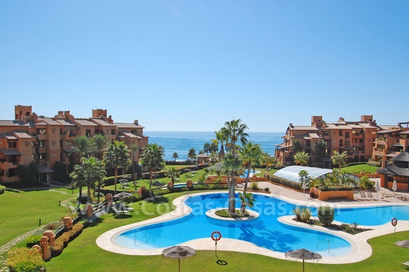 Appartement de luxe à vendre dans un complexe en première ligne de plage sur la nouvelle Mille d' Or dans la zone entre Marbella et Estepona