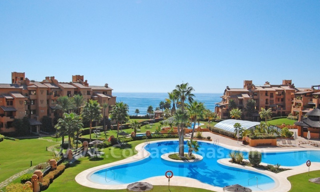 Appartement de luxe à vendre dans un complexe en première ligne de plage sur la nouvelle Mille d' Or dans la zone entre Marbella et Estepona 0