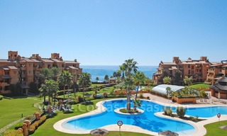 Appartement de luxe à vendre dans un complexe en première ligne de plage sur la nouvelle Mille d' Or dans la zone entre Marbella et Estepona 0