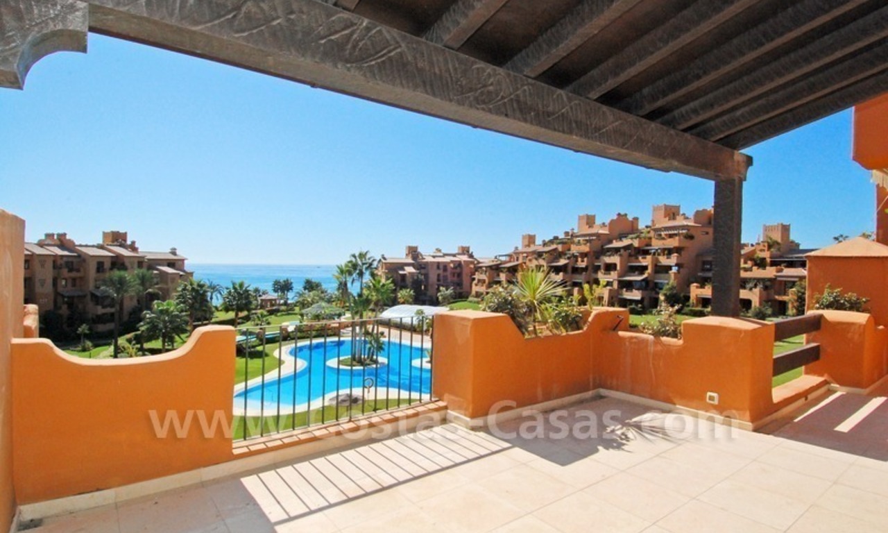 Appartement de luxe à vendre dans un complexe en première ligne de plage sur la nouvelle Mille d' Or dans la zone entre Marbella et Estepona 2