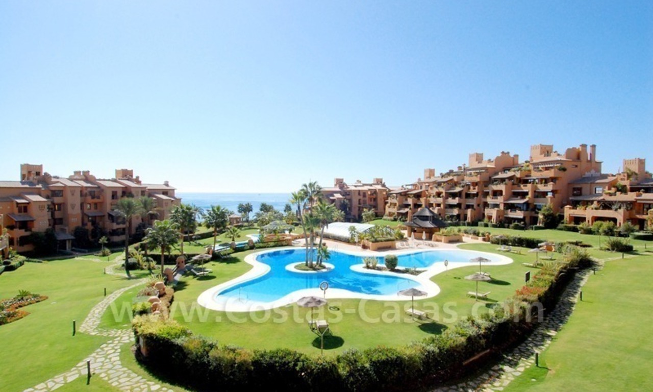 Appartement de luxe à vendre dans un complexe en première ligne de plage sur la nouvelle Mille d' Or dans la zone entre Marbella et Estepona 1