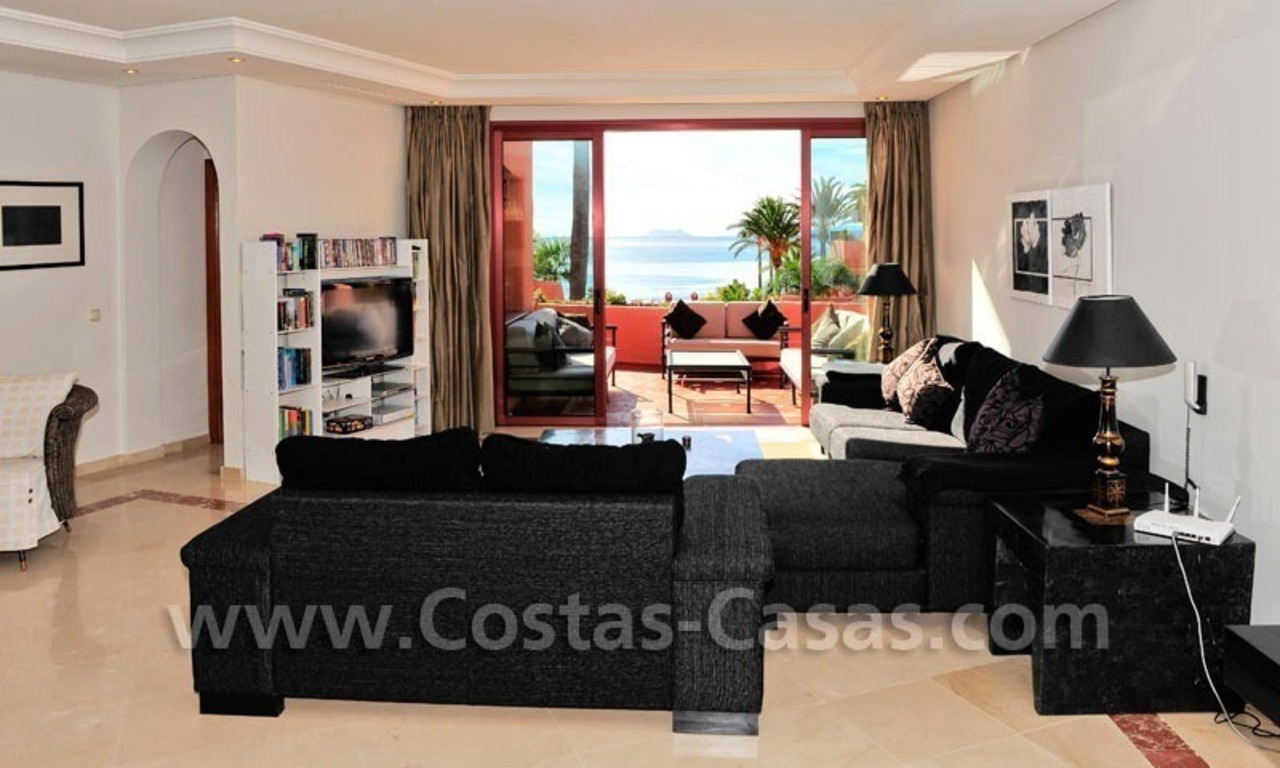  Opportunité! Penthouse de luxe à vendre dans un complexe exclusif en première ligne de plage sur la nouvelle Mille d' Or entre Marbella et Estepona 5