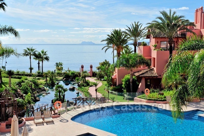  Opportunité! Penthouse de luxe à vendre dans un complexe exclusif en première ligne de plage sur la nouvelle Mille d' Or entre Marbella et Estepona