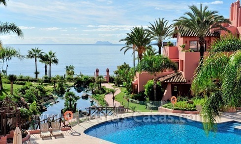  Opportunité! Penthouse de luxe à vendre dans un complexe exclusif en première ligne de plage sur la nouvelle Mille d' Or entre Marbella et Estepona 