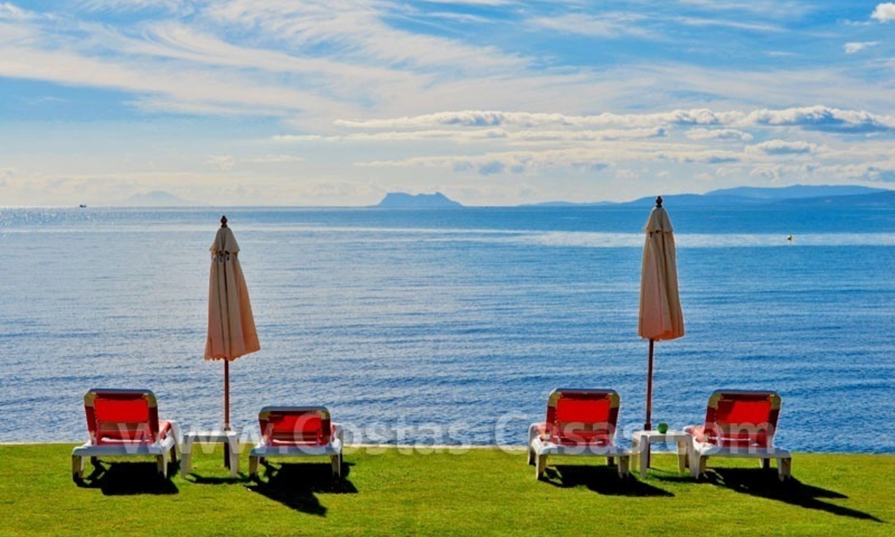  Opportunité! Penthouse de luxe à vendre dans un complexe exclusif en première ligne de plage sur la nouvelle Mille d' Or entre Marbella et Estepona 11