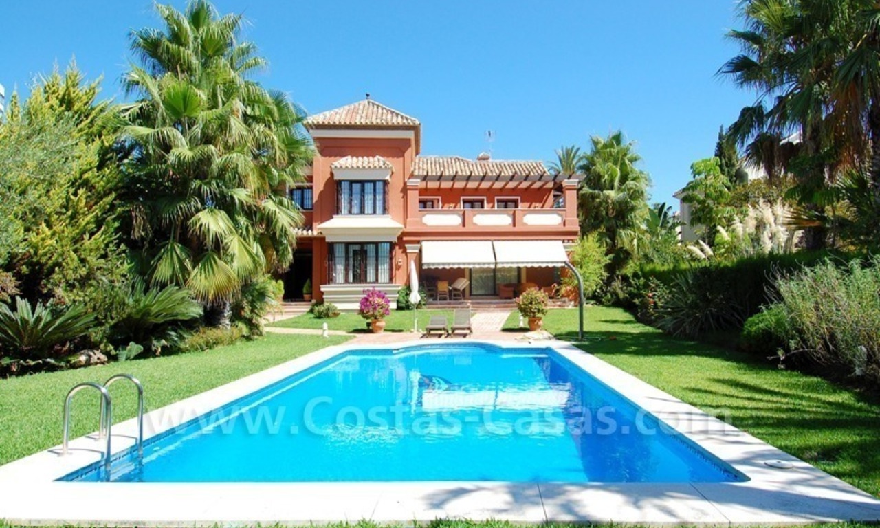 Villa de plage de style espagnol moderne à acheter à l' Est de Marbella 0