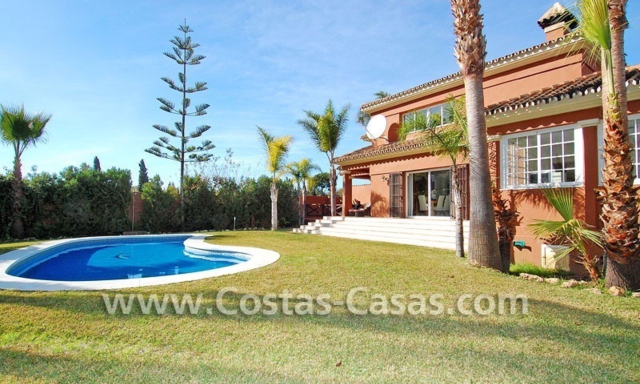 Opportunité! Villa de style andalou près de la plage à vendre dans Marbella, près de Puerto Banús 2