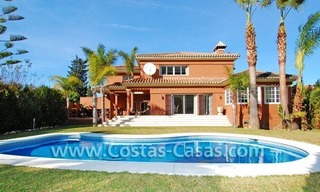 Opportunité! Villa de style andalou près de la plage à vendre dans Marbella, près de Puerto Banús 1