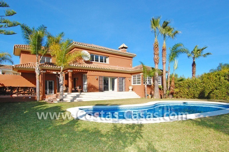Opportunité! Villa de style andalou près de la plage à vendre dans Marbella, près de Puerto Banús