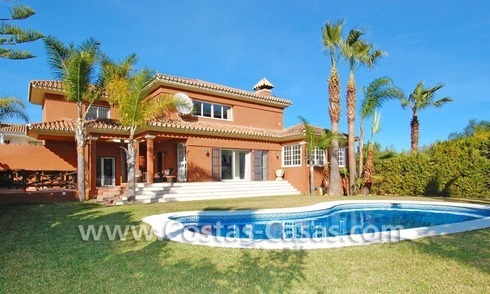 Opportunité! Villa de style andalou près de la plage à vendre dans Marbella, près de Puerto Banús 