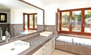 Confortable villa de luxe à acheter dans un complexe fermé dans la zone de Benahavis - Estepona - Marbella 15