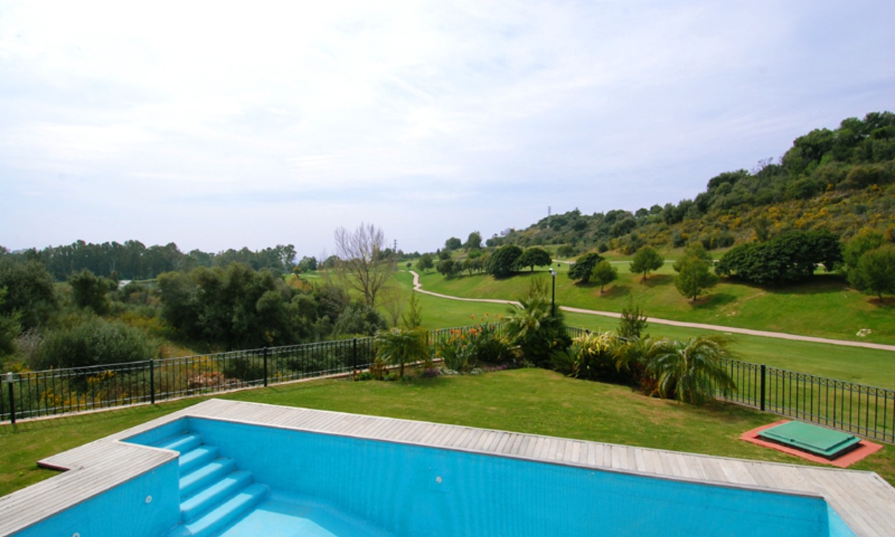 Villa moderne de style andalou en première ligne de golf à acheter à Marbella - Benahavis 7