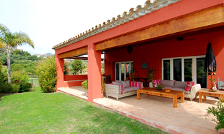 Villa moderne de style andalou en première ligne de golf à acheter à Marbella - Benahavis 2