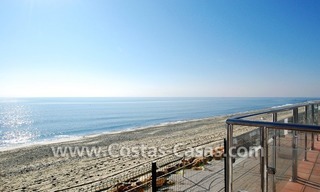 Villa détachée en première ligne de plage à vendre dans un complexe dans la zone entre Marbella et Estepona 6