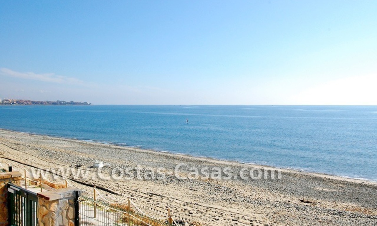 Villa détachée en première ligne de plage à vendre dans un complexe dans la zone entre Marbella et Estepona 5