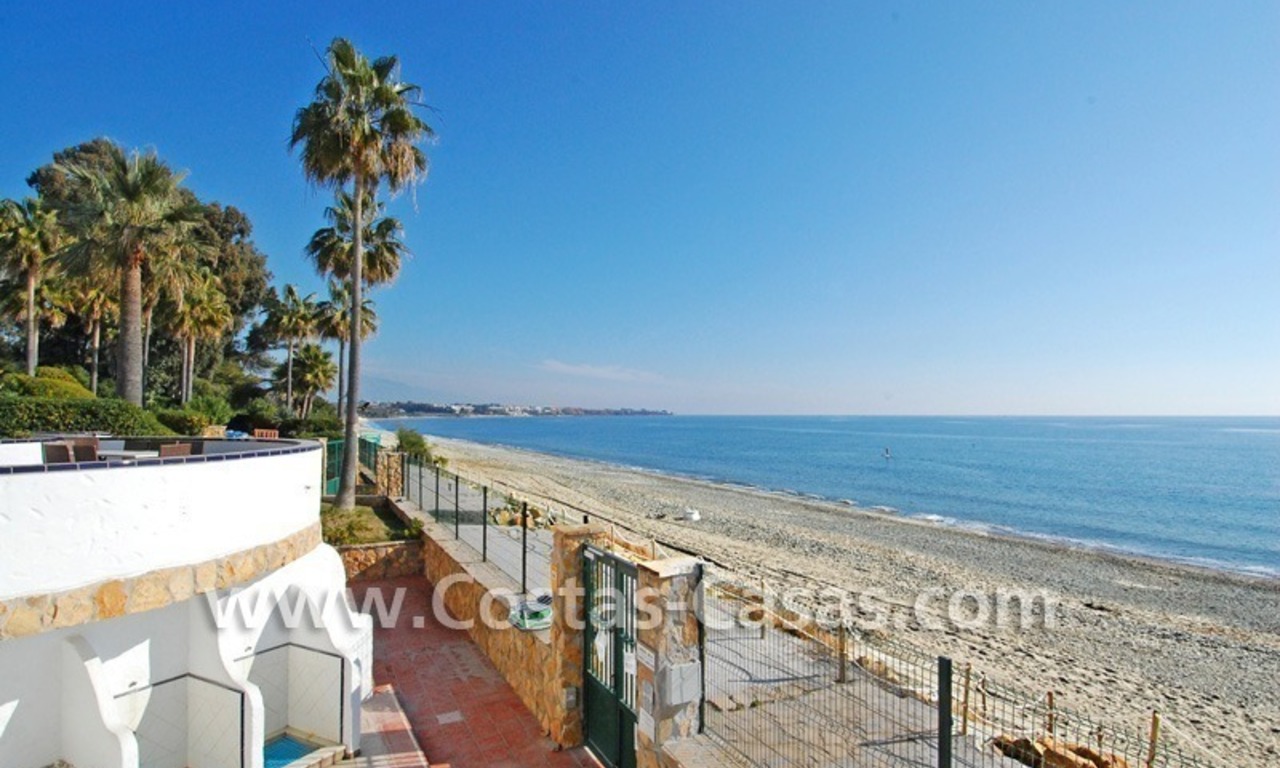 Villa détachée en première ligne de plage à vendre dans un complexe dans la zone entre Marbella et Estepona 4