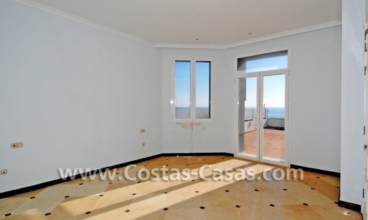 Villa détachée en première ligne de plage à vendre dans un complexe dans la zone entre Marbella et Estepona 17