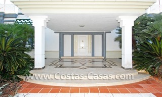Villa détachée en première ligne de plage à vendre dans un complexe dans la zone entre Marbella et Estepona 10