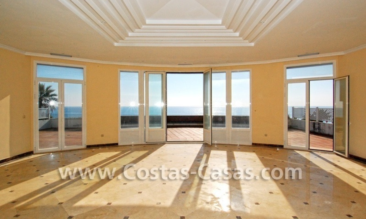 Villa détachée en première ligne de plage à vendre dans un complexe dans la zone entre Marbella et Estepona 13