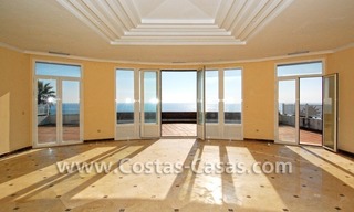Villa détachée en première ligne de plage à vendre dans un complexe dans la zone entre Marbella et Estepona 13