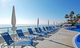 Villa détachée en première ligne de plage à vendre dans un complexe dans la zone entre Marbella et Estepona 7