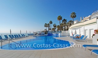 Villa détachée en première ligne de plage à vendre dans un complexe dans la zone entre Marbella et Estepona 8