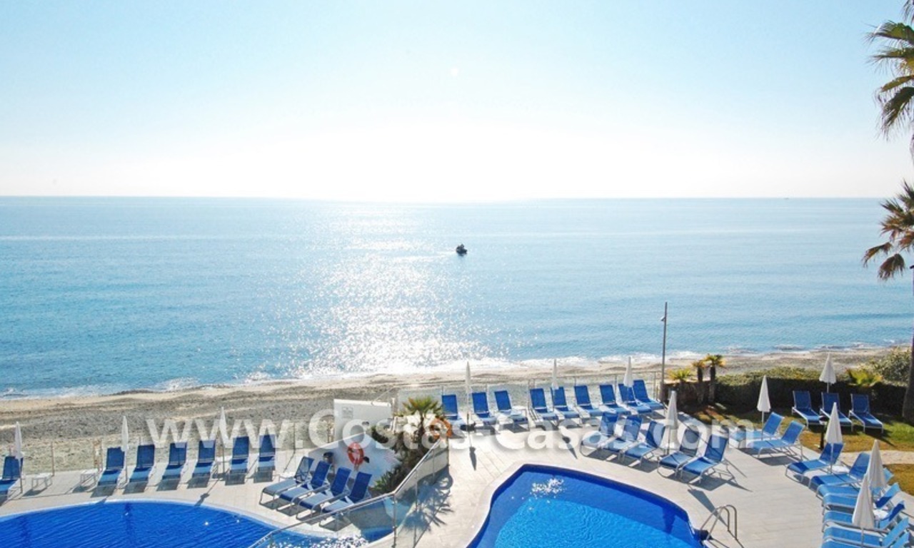 Villa détachée en première ligne de plage à vendre dans un complexe dans la zone entre Marbella et Estepona 2