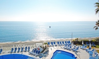 Villa détachée en première ligne de plage à vendre dans un complexe dans la zone entre Marbella et Estepona 2